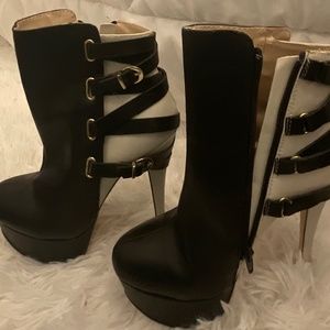 Anne Michelli sz 6 black and tan bootie